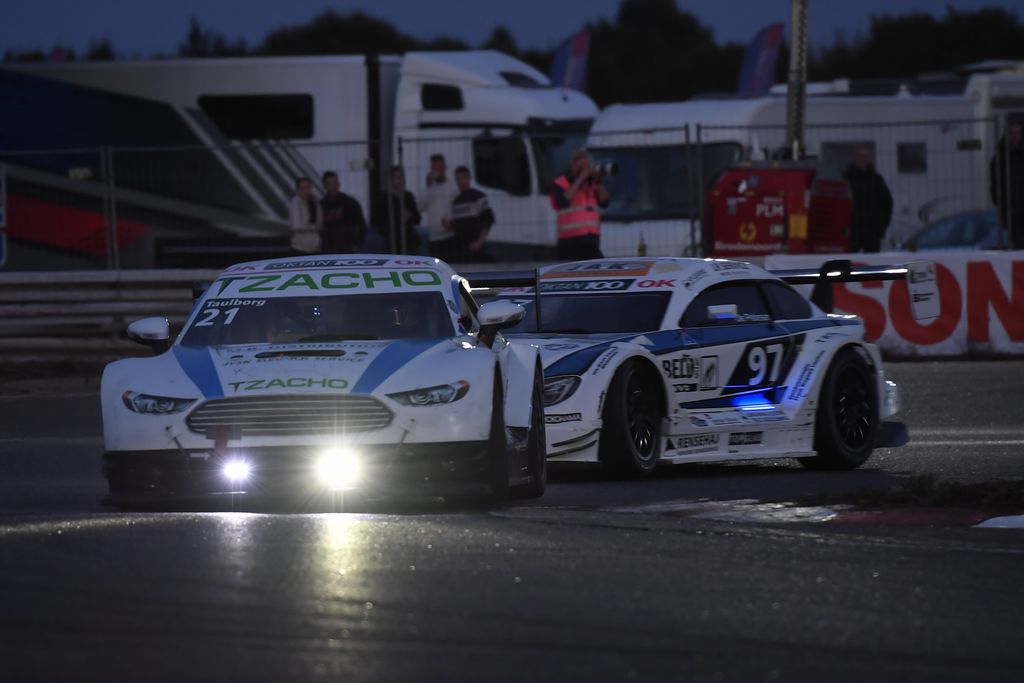 Når solen går ned, spidser kampen i OK Oktan 100 Super GT til ved Night Race på Padborg
(Foto: Morten Kimer)